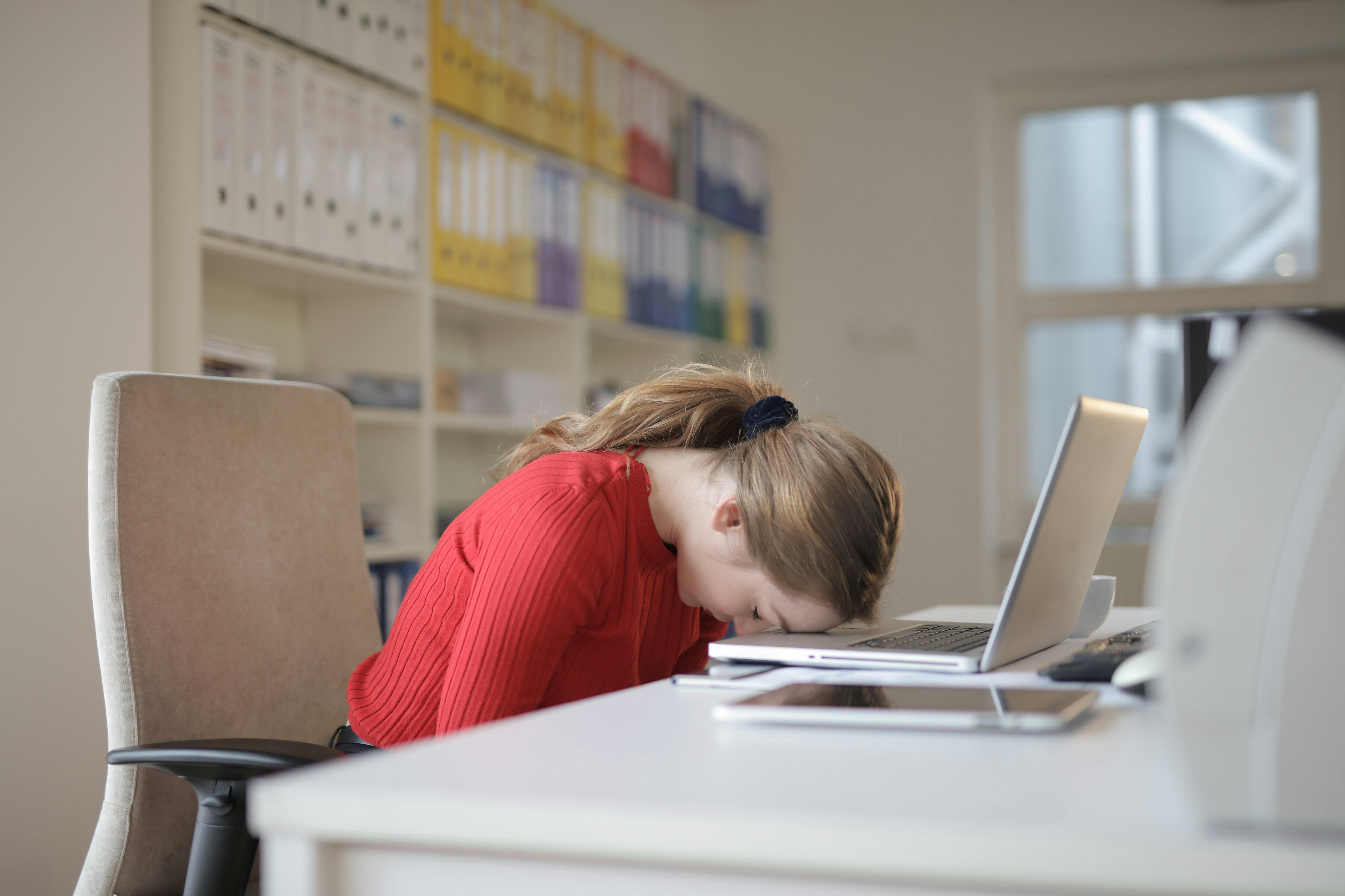 Mais de 7,5 mil trabalhadores se afastaram do emprego por problemas de saúde mental em 2024, na Paraíba.